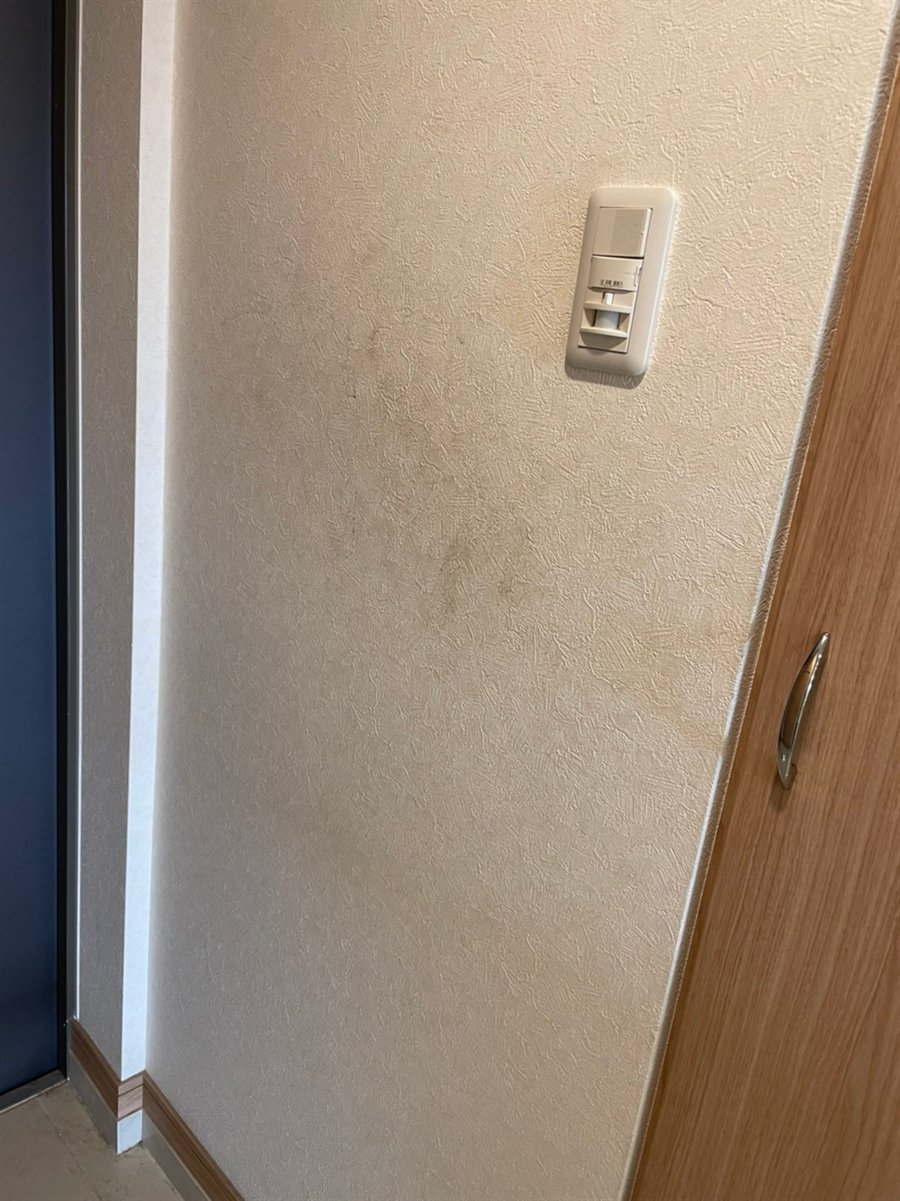 施工前：ドア脇の壁に出た黄ばみ