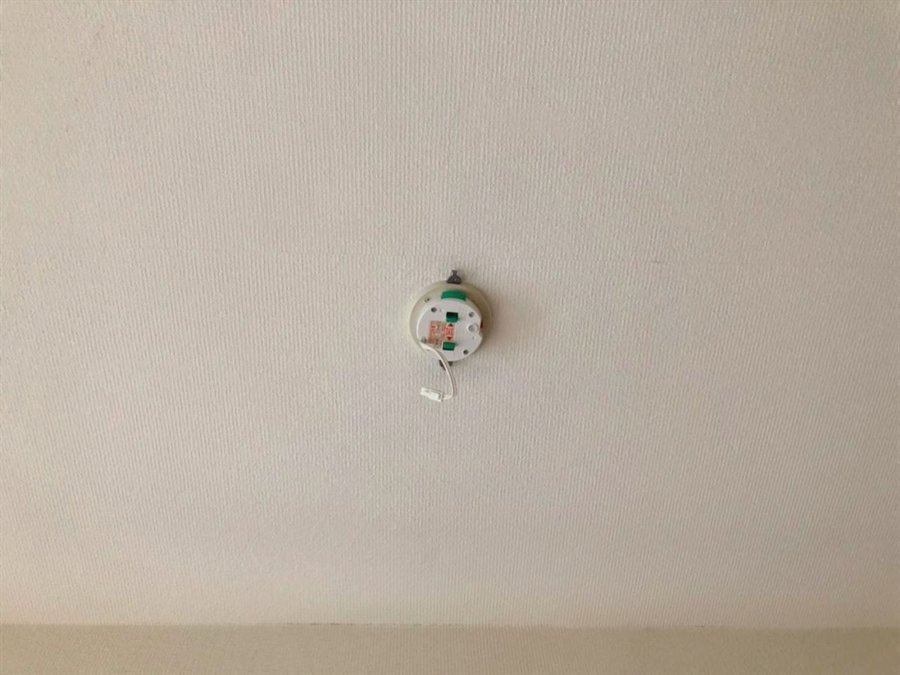 施工後：輪じみが消えた天井