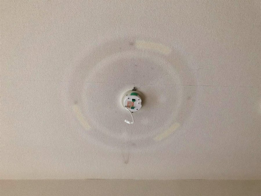 施工前：照明器具の輪じみが残った天井